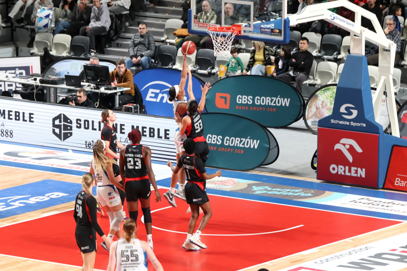 10/36 Emocjonujący mecz koszykarek w Arenie Gorzów