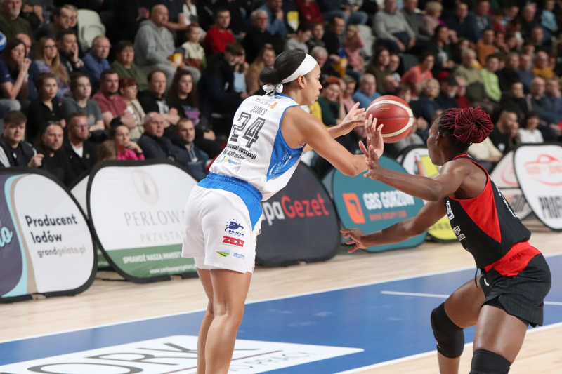 14/36 Emocjonujący mecz koszykarek w Arenie Gorzów