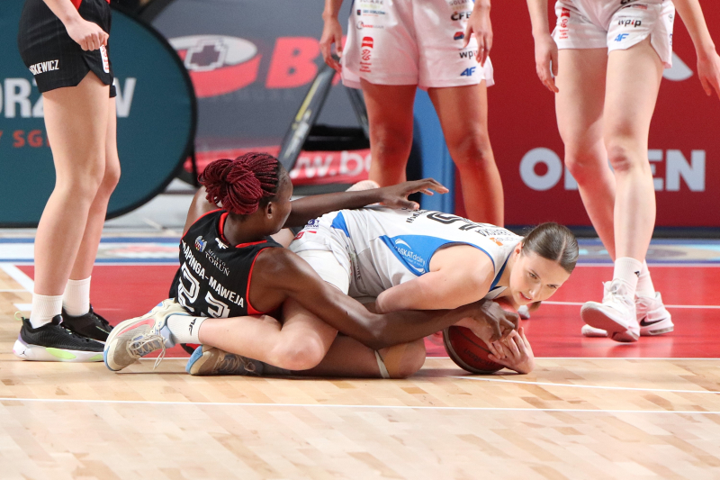 33/36 Emocjonujący mecz koszykarek w Arenie Gorzów