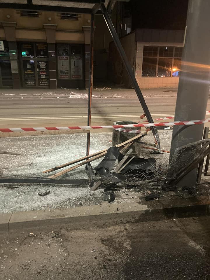 4/8 Kierowca BMW rozwalił wiatę na przystanku tramwajowym Plac Staromiejski w Gorzowie