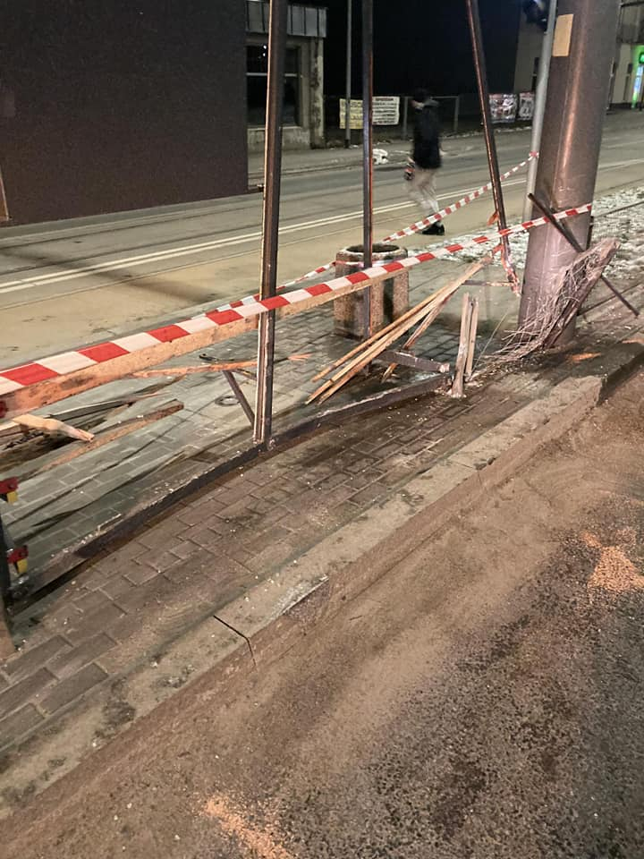5/8 Kierowca BMW rozwalił wiatę na przystanku tramwajowym Plac Staromiejski w Gorzowie