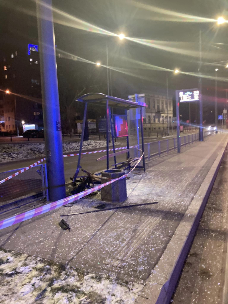 6/8 Kierowca BMW rozwalił wiatę na przystanku tramwajowym Plac Staromiejski w Gorzowie