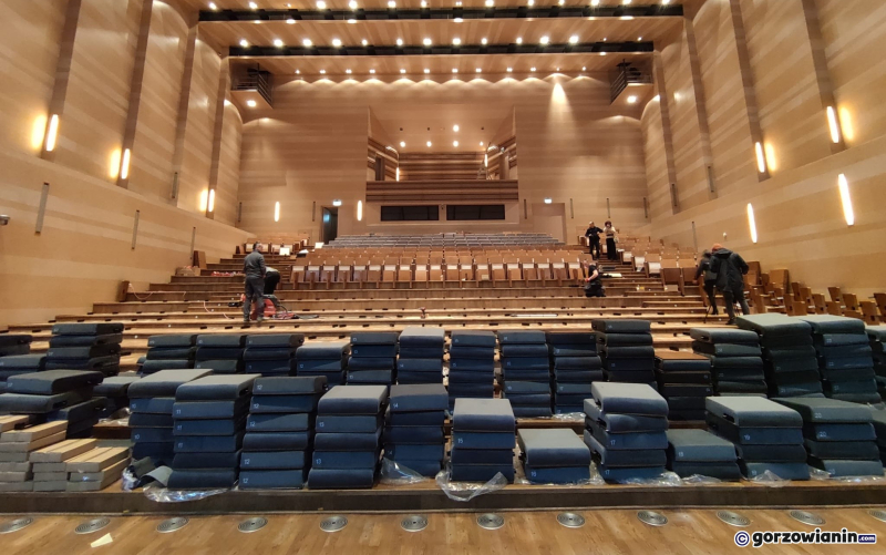 3/8 Trwa wymiana foteli w Filharmonii Gorzowskiej