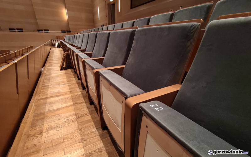 4/8 Trwa wymiana foteli w Filharmonii Gorzowskiej