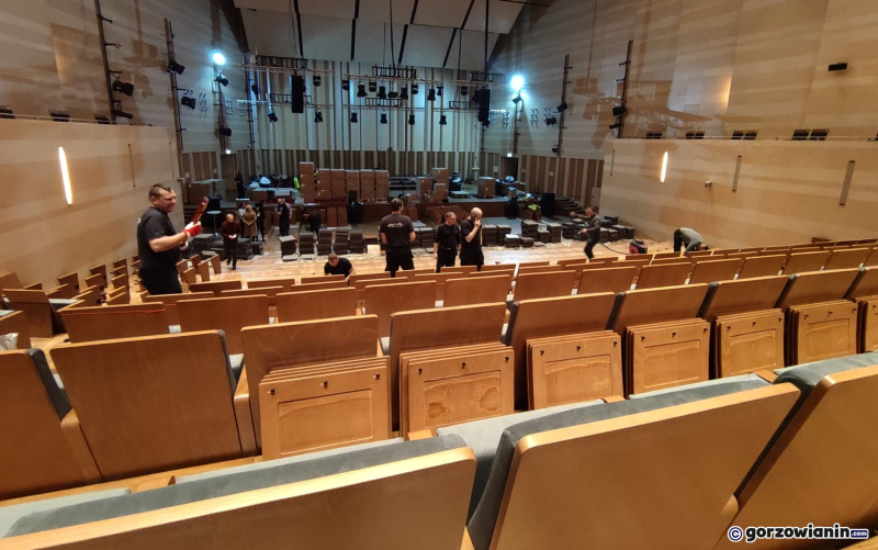 6/8 Trwa wymiana foteli w Filharmonii Gorzowskiej