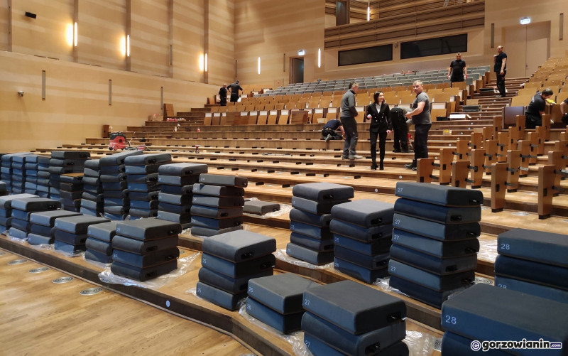 8/8 Trwa wymiana foteli w Filharmonii Gorzowskiej