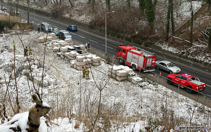 2/6 Służby przeszukują piwnice w dawnej leżakowni przy Walczaka