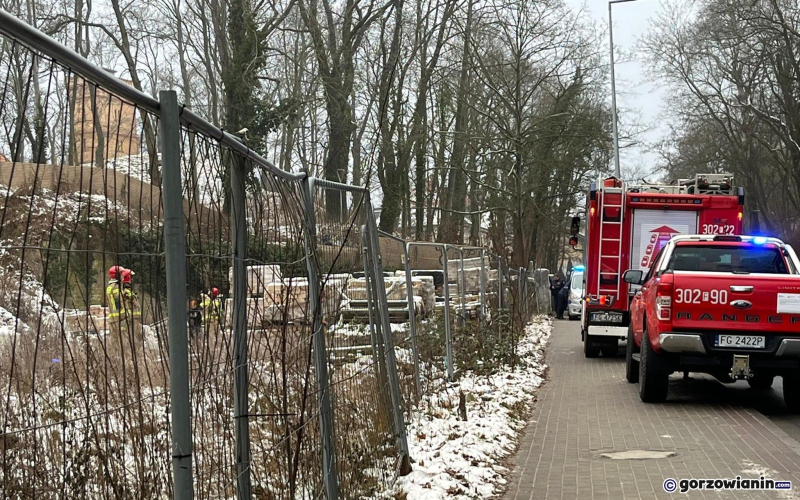 4/6 Służby przeszukują piwnice w dawnej leżakowni przy Walczaka