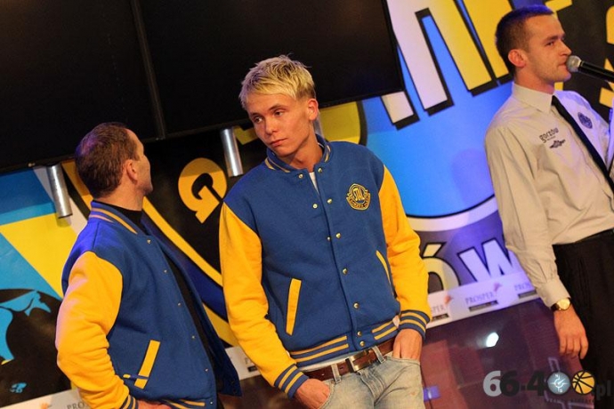 24/55 Prezentacja nowych zawodników w Galerii Askana