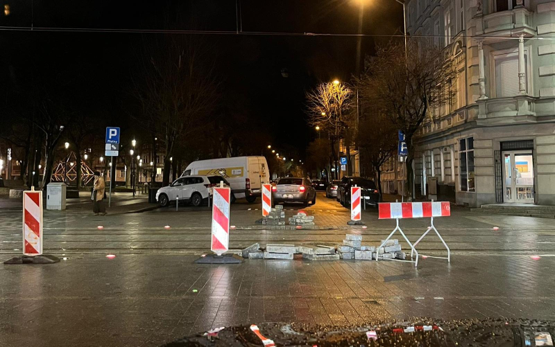 4/5 Ruszyła naprawa kostki na Chrobrego w Gorzowie