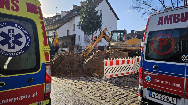 1/2 Dwóch mężczyzn przysypanych ziemią w wykopie w Kostrzynie nad Odrą