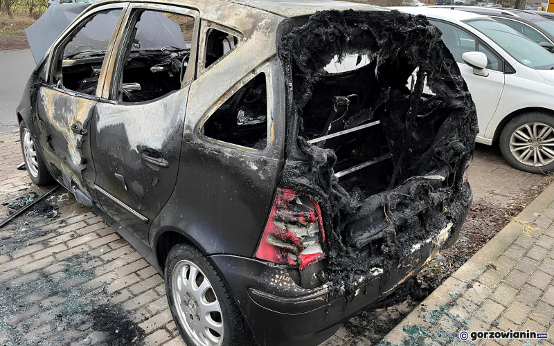 5/5 Spalony mercedes przy ul. Łysej w Gorzowie