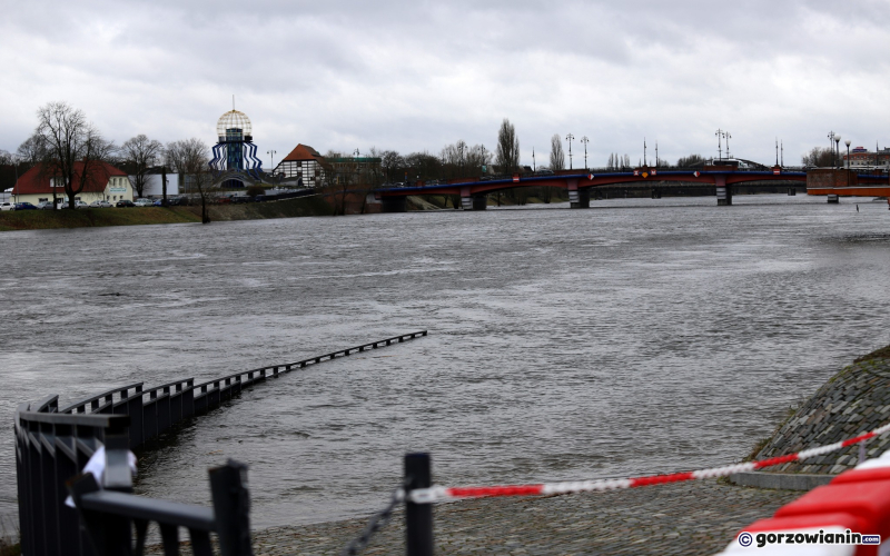 2/9 Wysoki poziom Warty w Gorzowie. Zalane nadwarciańskie bulwary