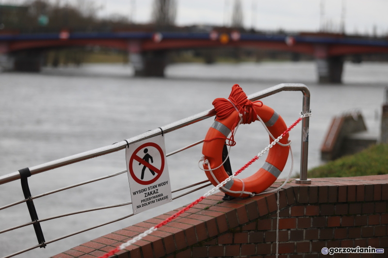 5/9 Wysoki poziom Warty w Gorzowie. Zalane nadwarciańskie bulwary