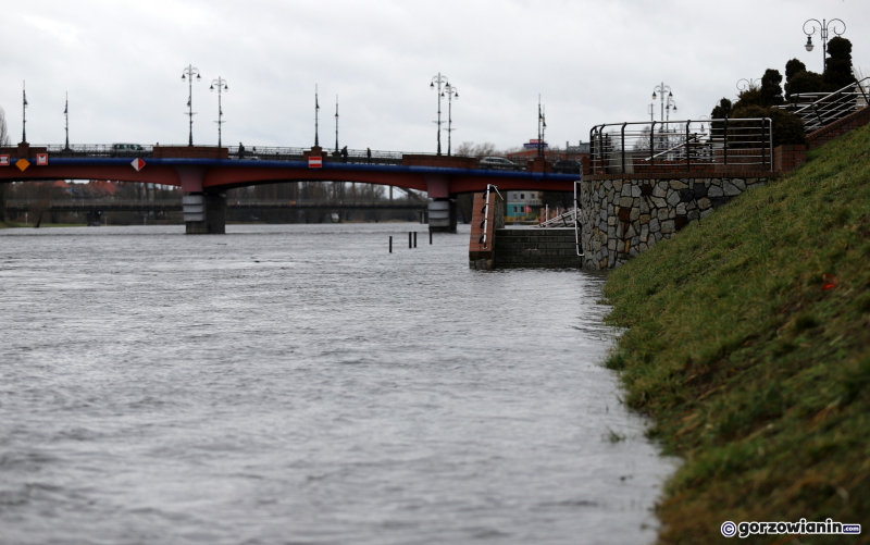 8/9 Wysoki poziom Warty w Gorzowie. Zalane nadwarciańskie bulwary