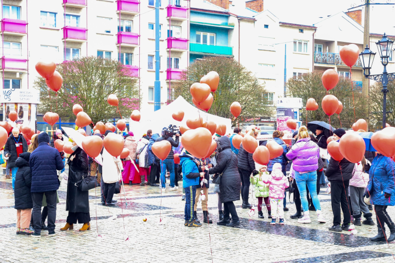 8/18 Walentynki 2024 w Gorzowie. Las czerwonych serc na Starym Rynku