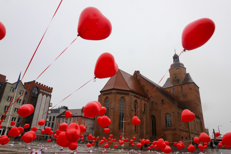 10/18 Walentynki 2024 w Gorzowie. Las czerwonych serc na Starym Rynku