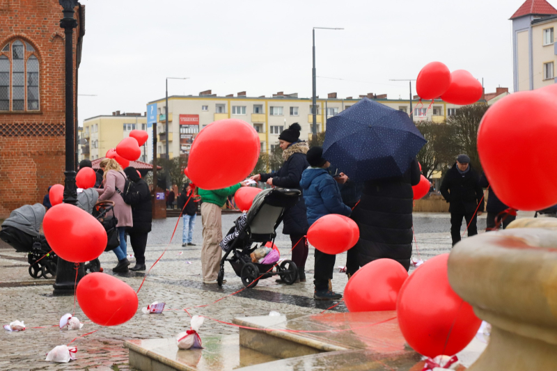 11/18 Walentynki 2024 w Gorzowie. Las czerwonych serc na Starym Rynku