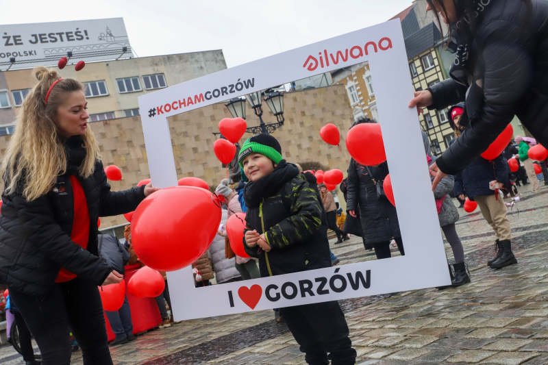 13/18 Walentynki 2024 w Gorzowie. Las czerwonych serc na Starym Rynku