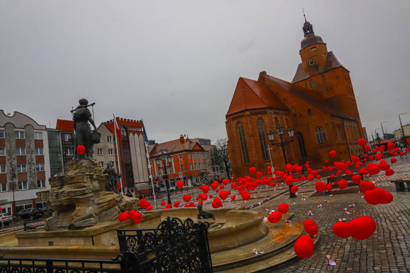 15/18 Walentynki 2024 w Gorzowie. Las czerwonych serc na Starym Rynku