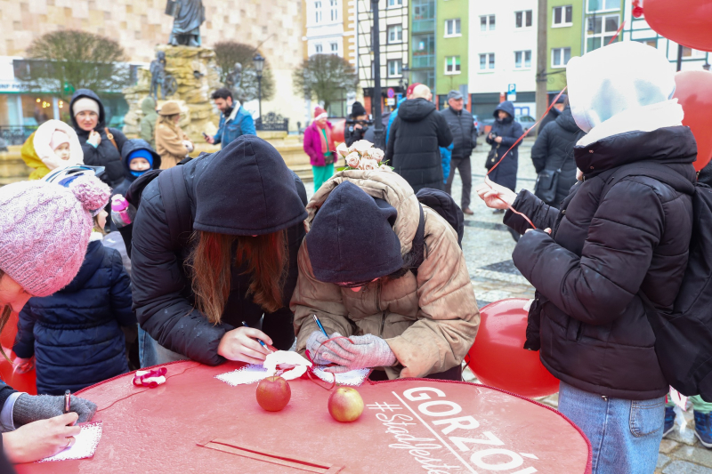 16/18 Walentynki 2024 w Gorzowie. Las czerwonych serc na Starym Rynku