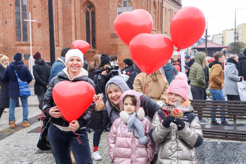 18/18 Walentynki 2024 w Gorzowie. Las czerwonych serc na Starym Rynku