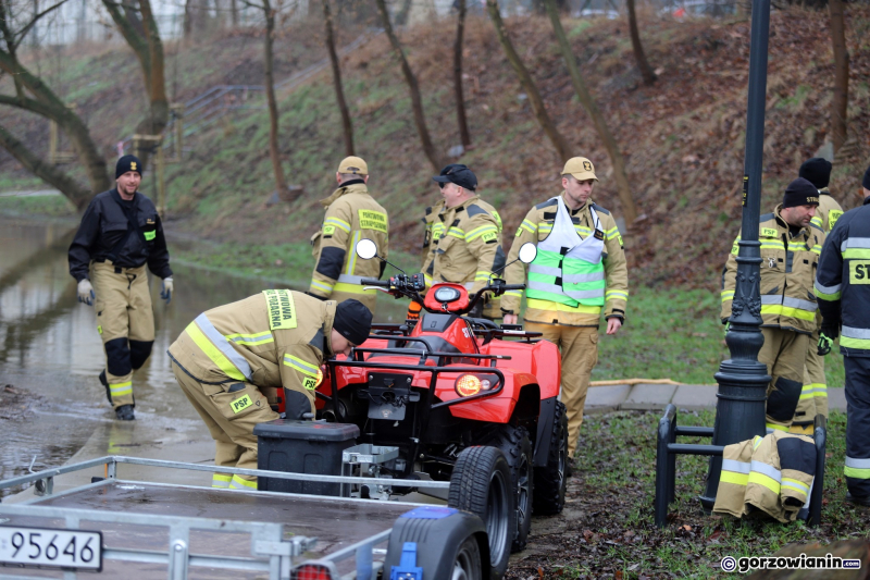 3/13 Układanie worków z piaskiem przy ul. Teatralnej w Gorzowie