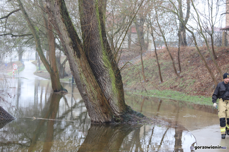 4/13 Układanie worków z piaskiem przy ul. Teatralnej w Gorzowie