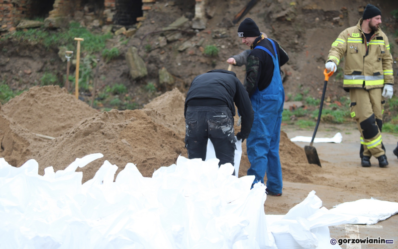 5/13 Układanie worków z piaskiem przy ul. Teatralnej w Gorzowie