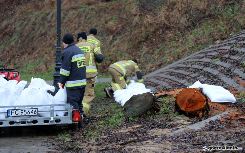7/13 Układanie worków z piaskiem przy ul. Teatralnej w Gorzowie