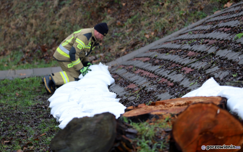 10/13 Układanie worków z piaskiem przy ul. Teatralnej w Gorzowie