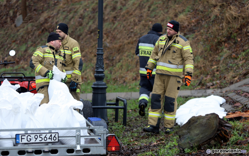 11/13 Układanie worków z piaskiem przy ul. Teatralnej w Gorzowie