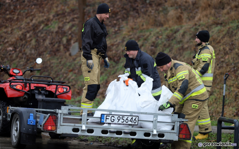 12/13 Układanie worków z piaskiem przy ul. Teatralnej w Gorzowie