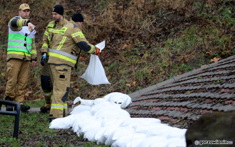 13/13 Układanie worków z piaskiem przy ul. Teatralnej w Gorzowie