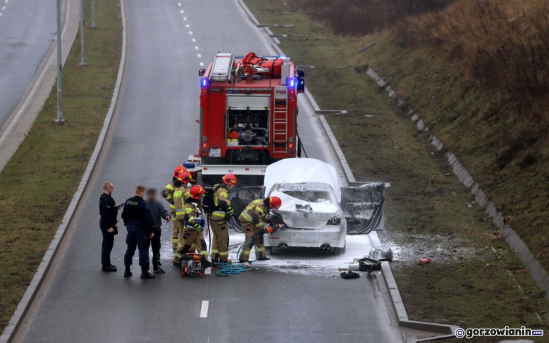 2/6 Pożar BMW przy ul. Łukasińskiego w Gorzowie