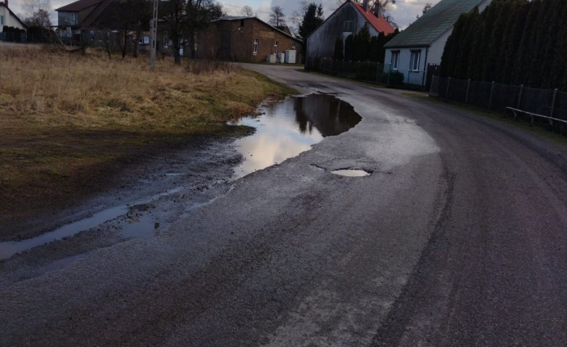 1/11 Droga powiatowa w Ściechowie jest w katastrofalnym stanie