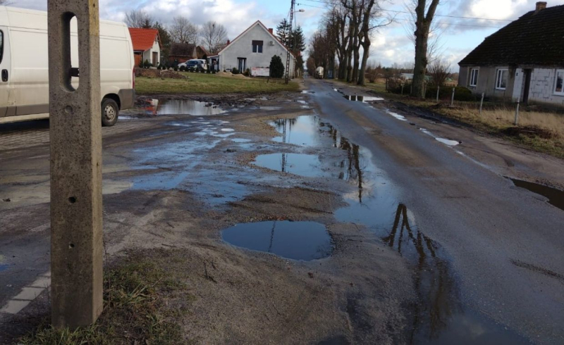 2/11 Droga powiatowa w Ściechowie jest w katastrofalnym stanie