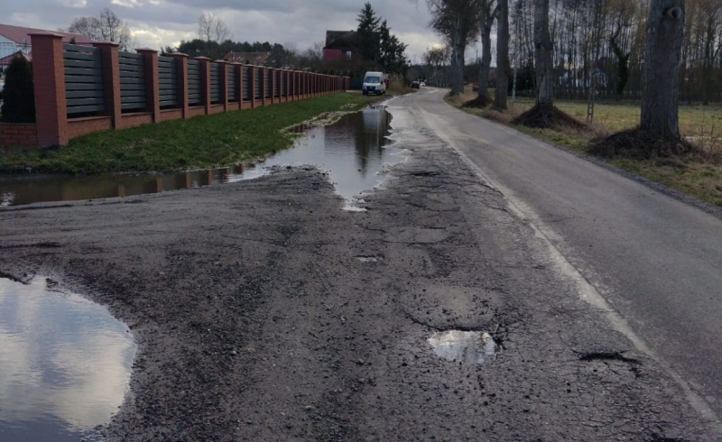 4/11 Droga powiatowa w Ściechowie jest w katastrofalnym stanie