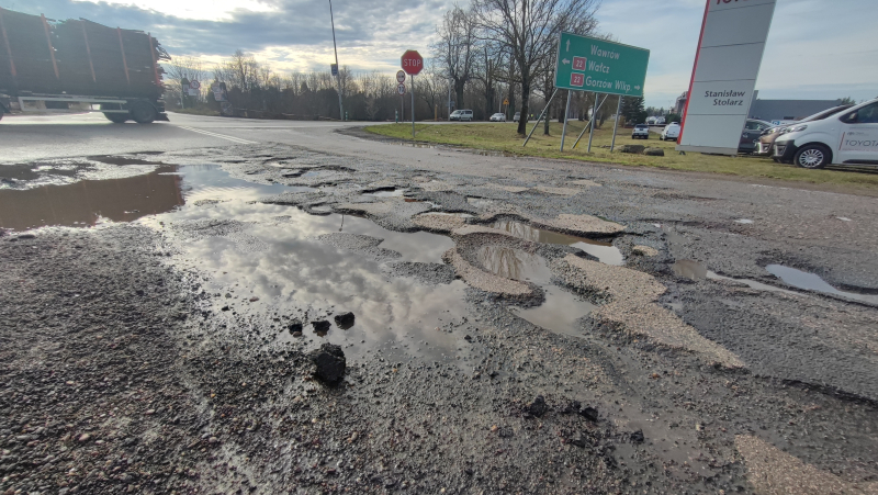 1/8 To już nie są dziury, to są kratery. Katastrofa na drodze z Gorzowa do Wojcieszyc