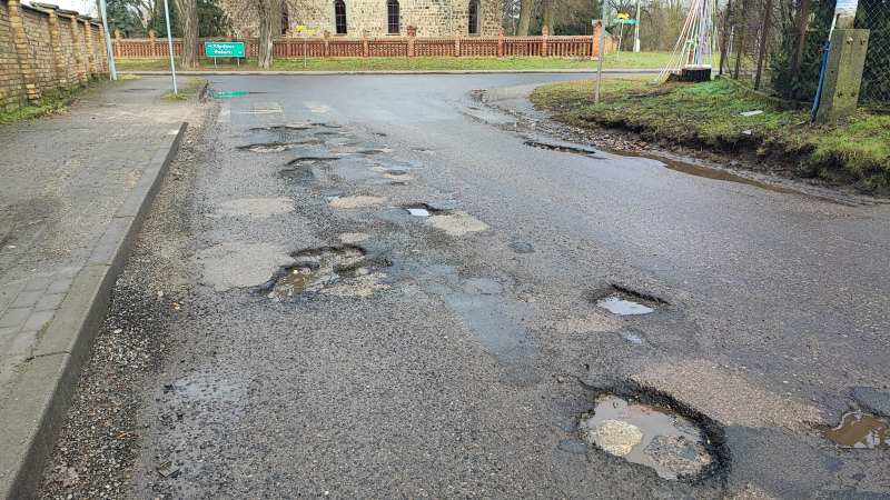 7/8 To już nie są dziury, to są kratery. Katastrofa na drodze z Gorzowa do Wojcieszyc