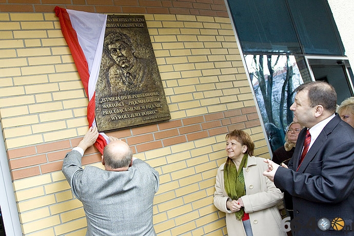 4/12 Gorzów: WiMBP - Odsłonięcie tablicy pamiątkowej patronowi Zbigniewowi Herbertowi