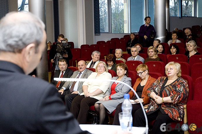 8/12 Gorzów: WiMBP - Odsłonięcie tablicy pamiątkowej patronowi Zbigniewowi Herbertowi