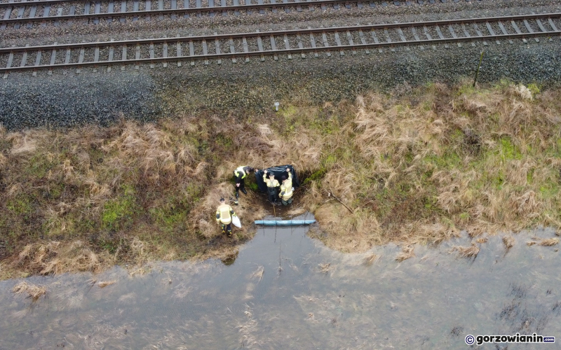 3/5 Strażacy zabezpieczają przepusty kolejowe workami z piaskiem