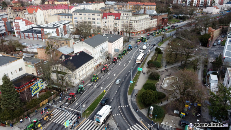 1/16 Rolnicy sparaliżowali Gorzów. Przejechali traktorami przez centrum miasta