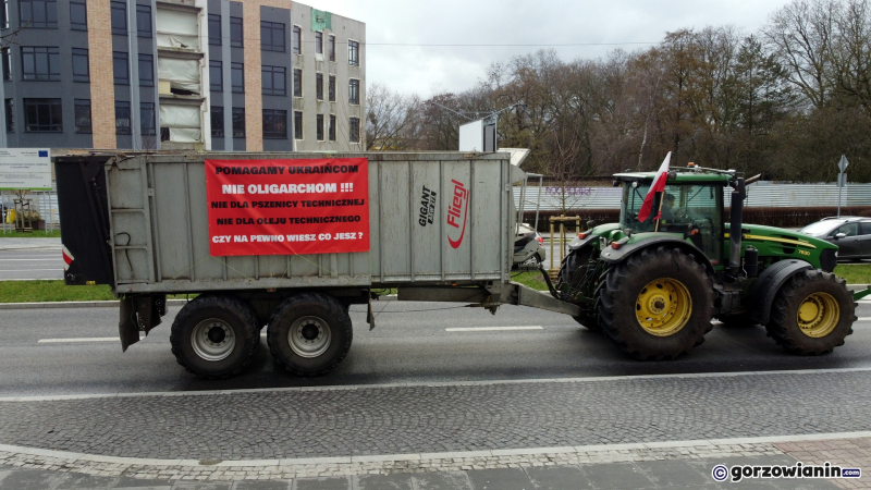 4/16 Rolnicy sparaliżowali Gorzów. Przejechali traktorami przez centrum miasta