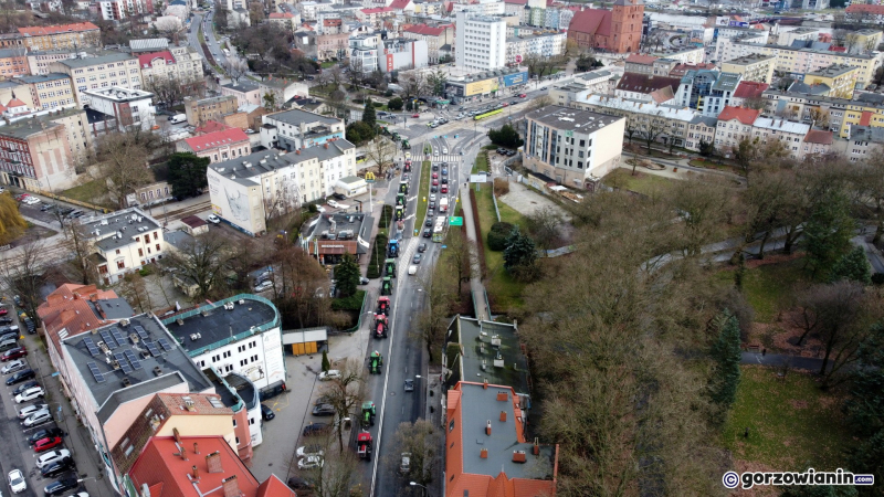 5/16 Rolnicy sparaliżowali Gorzów. Przejechali traktorami przez centrum miasta