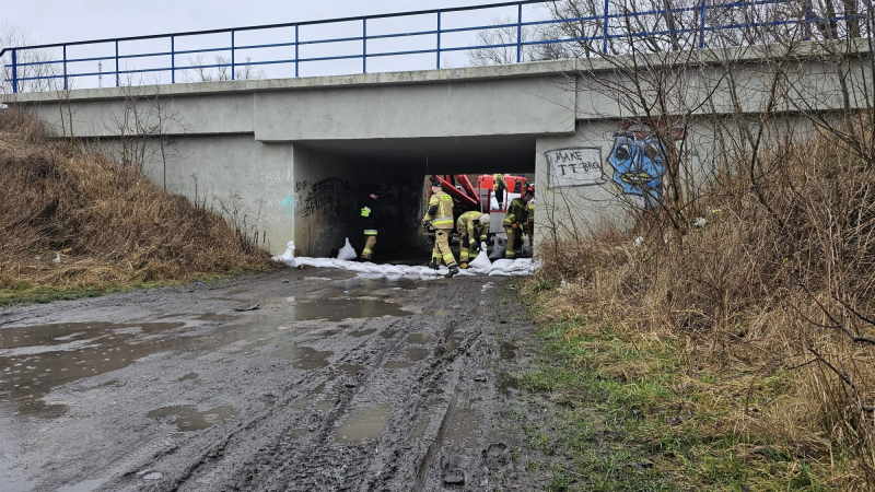 3/4 Układanie worków z piaskiem pod wiaduktem kolejowym przy ul. Warszawskiej w Gorzowie