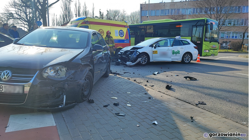 6/6 Zderzenie dwóch aut na skrzyżowaniu Walczaka i Piłsudskiego
