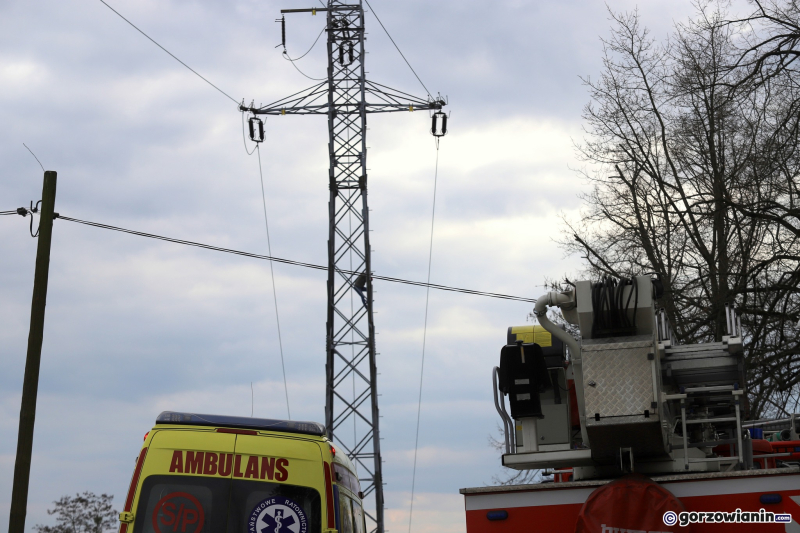 3/8 Mężczyzna wszedł na słup energetyczny przy ul. Olimpijskiej