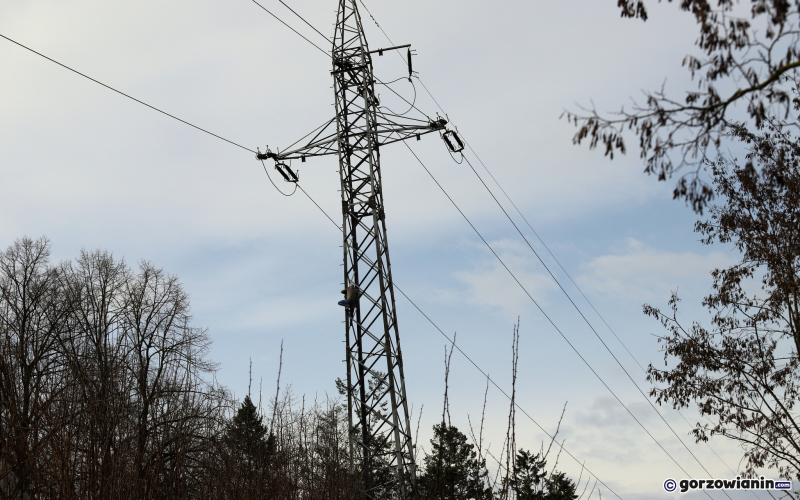 7/8 Mężczyzna wszedł na słup energetyczny przy ul. Olimpijskiej